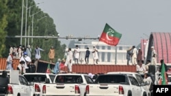 Pristalice i aktivisti pakistanskog Tehreek-e-Insafa (PTI), stranke bivšeg premijera Imrana Khana blokirali su cestu tokom protesta u Islamabadu 5. oktobra 2024.