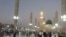 Паломники перед Мечетью Пророка в Медине