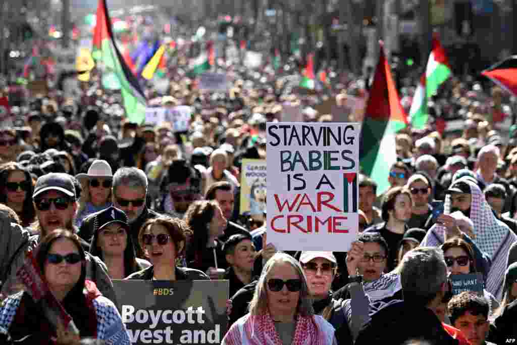 Demonstruesit në një tubim propalestinez kundër veprimeve të Izraelit dhe mungesës së vazhdueshme të ushqimit në Rripin e Gazës – që Organizata e Kombeve të Bashkuara e ka shpallur zyrtarisht si uri – gjatë protestës në Melburn, Australi, më 24 gusht 2025.Në pankarta shkruhej: “Uria e foshnjave është krim lufte”.