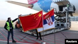  U izveštaju se ističe i da su kineski mediji i zvaničnici široko promovisali nabavku i planiranu proizvodnju kineske vakcine u Srbiji (fotografija sa dopremanja kineske vakcine u Srbiju, janjuar 2021)