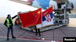 Dopremanje vakcina kineskog proizvođača Sinofarm na aerodrom Nikola Tesla u Beogradu (16. januar 2021)