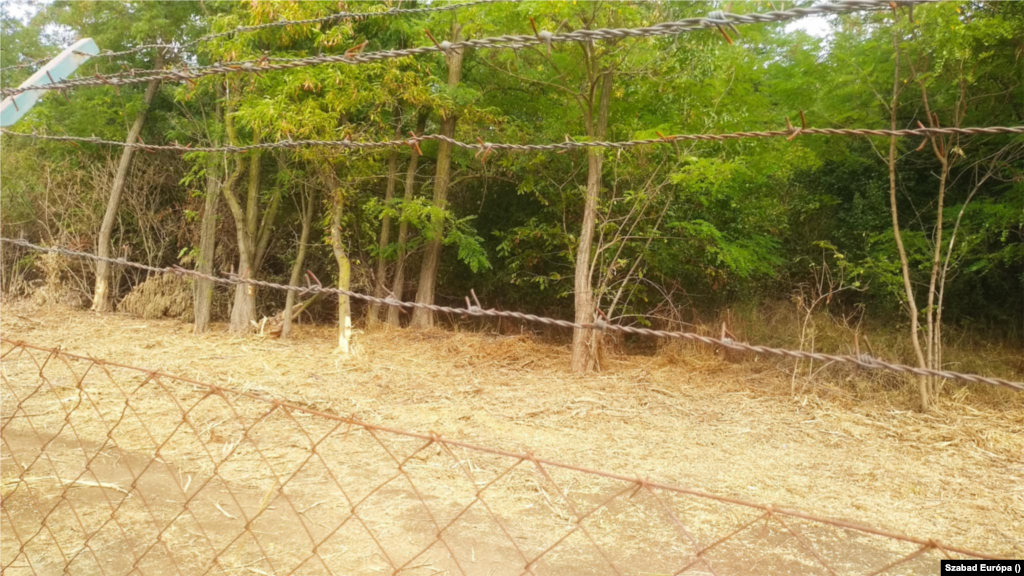 A kerítés több helyen nincs a legjobb állapotban