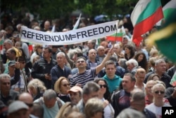 აქციის მონაწილეები აპრტესტებენ ბულგარეთის მთავრობის გეგმებს, რომლებიც დაკავშირებულია ევროზე გადასვლასთან, სოფია, 2025 წლის 31 მაისი