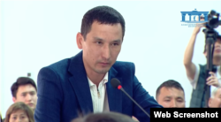 Жәбірленуші Қаржаубай Нұрымов сотта сұрақтарға жауап беріп тұр. Талдықорған, 18 сәуір, 2025 жыл.