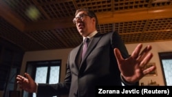 Kad bolje osmotrite ekipu koju je Aleksandar Vučić (na fotografiji, 2021.) okupio oko sebe, prožme vas obespokojavajući osećaj da najveći deo njih nije posvetio ni sekund života razmišljanju o bilo čemu osim, nušićevski rečeno, „plave ribe, kljukane dinastije i svastikinog buta“.