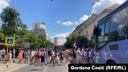 Građani organizovano prelaze ulicu na pešačkom prelazu u Karađorđevoj ulici, 30. jun 2025.