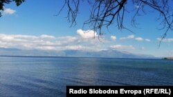 Поглед на Охридското Езеро од селото Радожда во Струга.