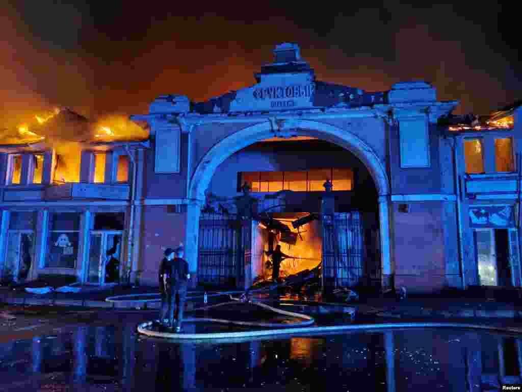 Legendara piață „Privoz” din Odesa, cuprinsă de flăcări, după atacul masiv cu drone rusești. „Privoz din Odesa nu este doar o piață, ci însăși inima regiunii Odesa, locul unde pulsează viața și se simte ritmul orașului. Echipele de salvare elimină consecințele terorii rusești și încearcă să salveze acest loc important pentru locuitorii din Odesa și pentru toți turiștii”, a declarat Serviciul de Urgență al Ucrainei într-un comunicat.