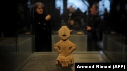 "Hyjnesha në Fron" e ekspozuar në Muzeun Kombëtar të Kosovës. Fotografi nga arkivi. 