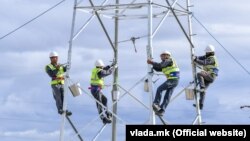 Илустрација: Работници на електричен столб