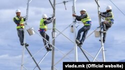 Илустрација: Работници на електричен столб