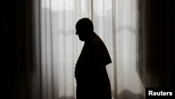 Silueta pape Franje naspram prozora u Vatikanu, oktobar 2013.