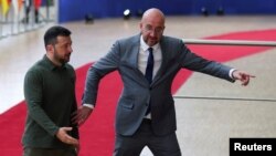 Liderul de la Kiev, Volodimir Zelenski, și președintele Consiliului European, Charles Michel, la summitul liderilor Uniunii Europene din Bruxelles, Belgia, 27 iunie 2024.