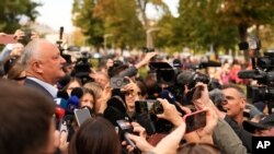 Игорь Додон на акции перед зданием парламента в Кишинёве, 29 сентября 2025 года