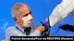 Eksperti kryesor për sëmundjet infektive në Shtetet e Bashkuara, Antony Fauci gjatë vaksinimit kundër COVID-19. Foto nga arkivi. 