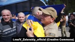 Ukrajinskog ratnog zarobljenika grle nakon što je oslobođen u razmeni zatvorenika sa Rusijom, koja se dogodila na granici Ukrajine sa Belorusijom 23. maja.