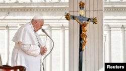 Papa Françesku. Fotografi nga arkivi. 