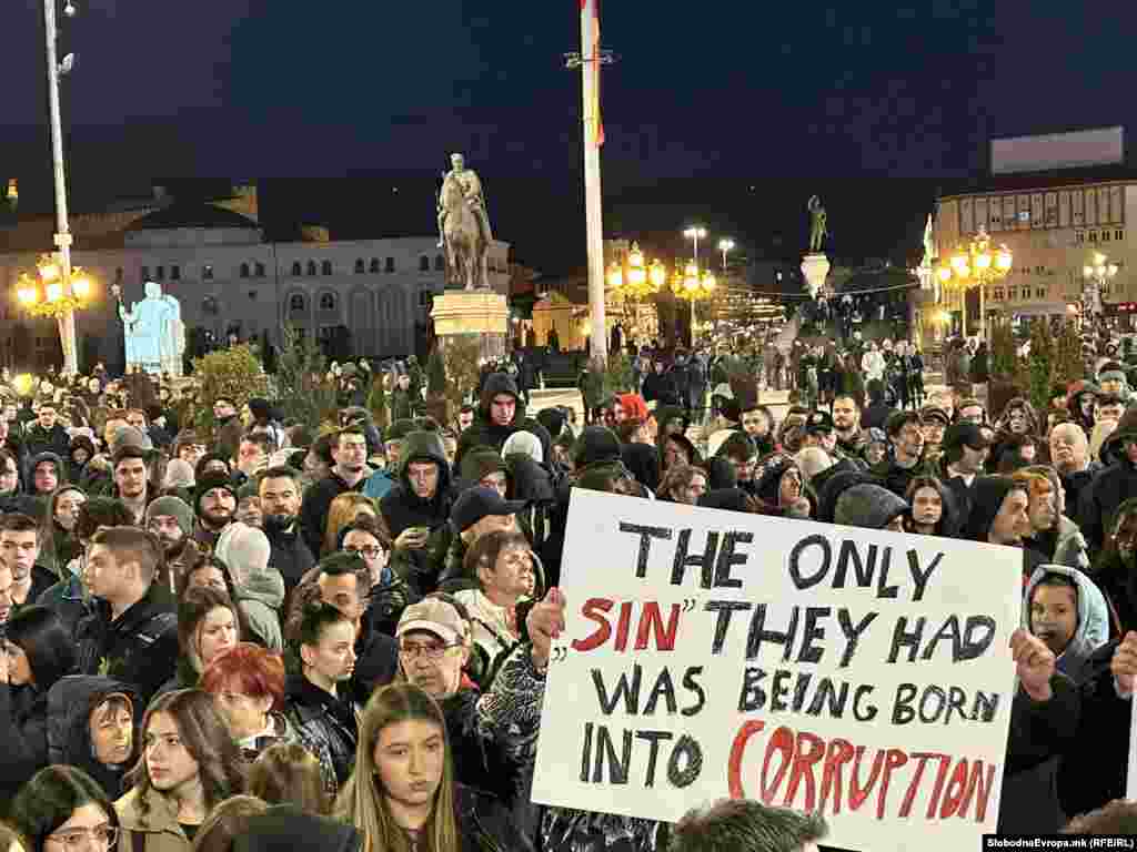 „Единствениот нивни грев беше што се родија во корупција“, беше еден од транспарентите на собирот во Скопје.