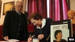 Поетесата Весна Ацевска ја доби наградата за поезија „Ацо Шопов“ за стихозбирката „Будност.Лотос“, на конкурсот што за изданија објавени во 2012 година го распиша Друштвото на писателите на Македонија.