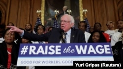 Сенатор Берни Сандерс выступает на пресс-конференции по поводу проекта закона "Поднимите зарплаты". 16 января 2019 г.
