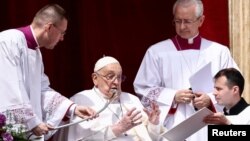 Ferenc pápa egy nappal a halála előtt "Urbi et Orbi" (a városnak és a világnak) áldást mond a Szent Péter téren, húsvétvasárnap a Vatikánban, 2025. április 20-án