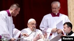 Papa Franjo govori s balkona na Trgu svetog Petra, Vatikan, 20. aprila 2025.