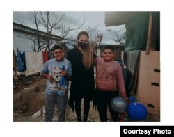 Студентската организација „Магнум Опус“ при ФОН подарија таблети на близначиња кои не биле во можност да ја следат онлајн наставата