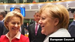 Претседателката на Европската комисија Урсула фон дер Лејен и германската канцеларка Ангела Меркел