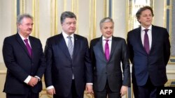 (Зліва направо) Міністр закордонних справ Люксембургу Жан Ассельборн, президент України Петро Порошенко, міністр закордонних справ Бельгії Дідьє Рендерс та міністр закордонних справ Нідерландів Берт Кундерс у Києві. 23 листопада 2015 року