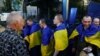 Të burgosurit ukrainas shihen teksa kthehen pas një këmbimi të burgosurish mes Rusisë dhe Ukrainës, 23 maj 2025.