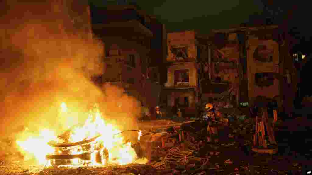 Izrael június 13-án kora reggel indította meg eddigi legnagyobb légitámadását iráni katonai célpontok, katonai vezetők lakóhelye és nukleáris létesítmények ellen. Teheránban tagadják, hogy az urándúsítási tevékenység egy titkos iráni fegyverprogram része lenne, és válaszul több száz ballisztikus rakétát lőttek ki Izraelre. A képen tűzoltók dolgoznak a Tel Avivot ért iráni rakétacsapás után, június 16-án