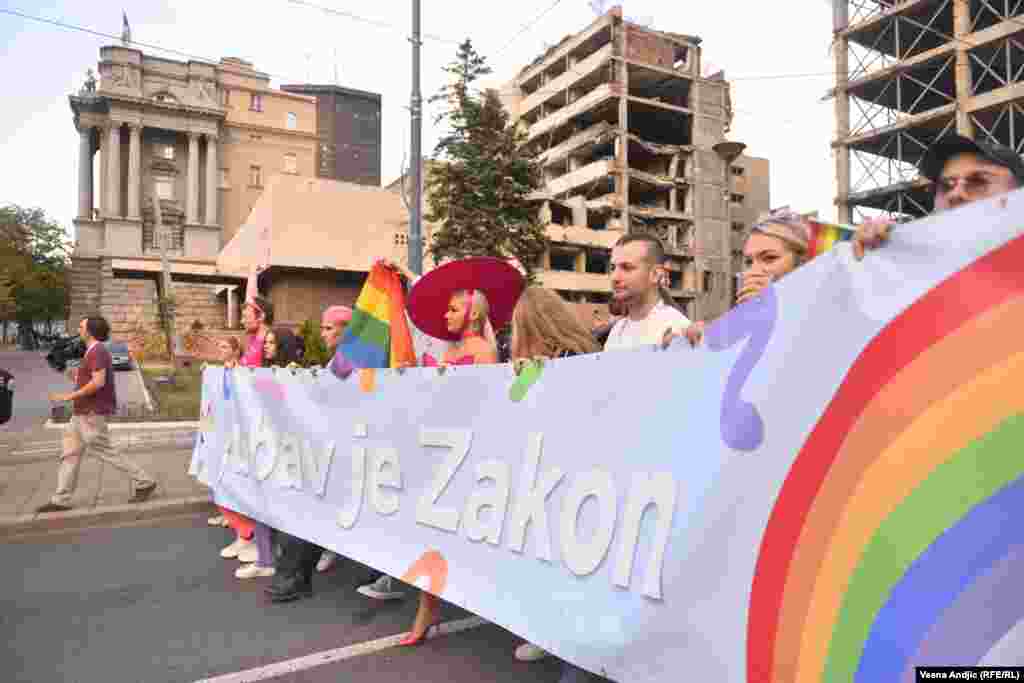 Organizatorët duke mbajtur mbishkrimin &quot;Dashuria&nbsp;është ligj&quot;.