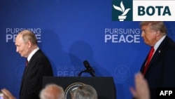 Presidenti rus, Vladimir Putin, dhe ai amerikan, Donald Trump, duke u larguar nga konferenca për media në Alaskë më 15 gusht 2025. 