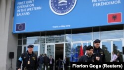 Frontexes határőrök Tiranában, egy, az az albán-görög határon zajló missziójuk kapcsán, 2019. május 19-én.