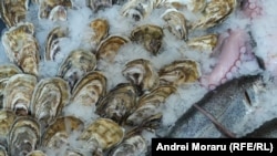 Specialiștii recomandă să preparăm și să păstrăm corect alimentele și să le ținem aparte pe cele crude și cele gătite, pentru a evita contaminarea.