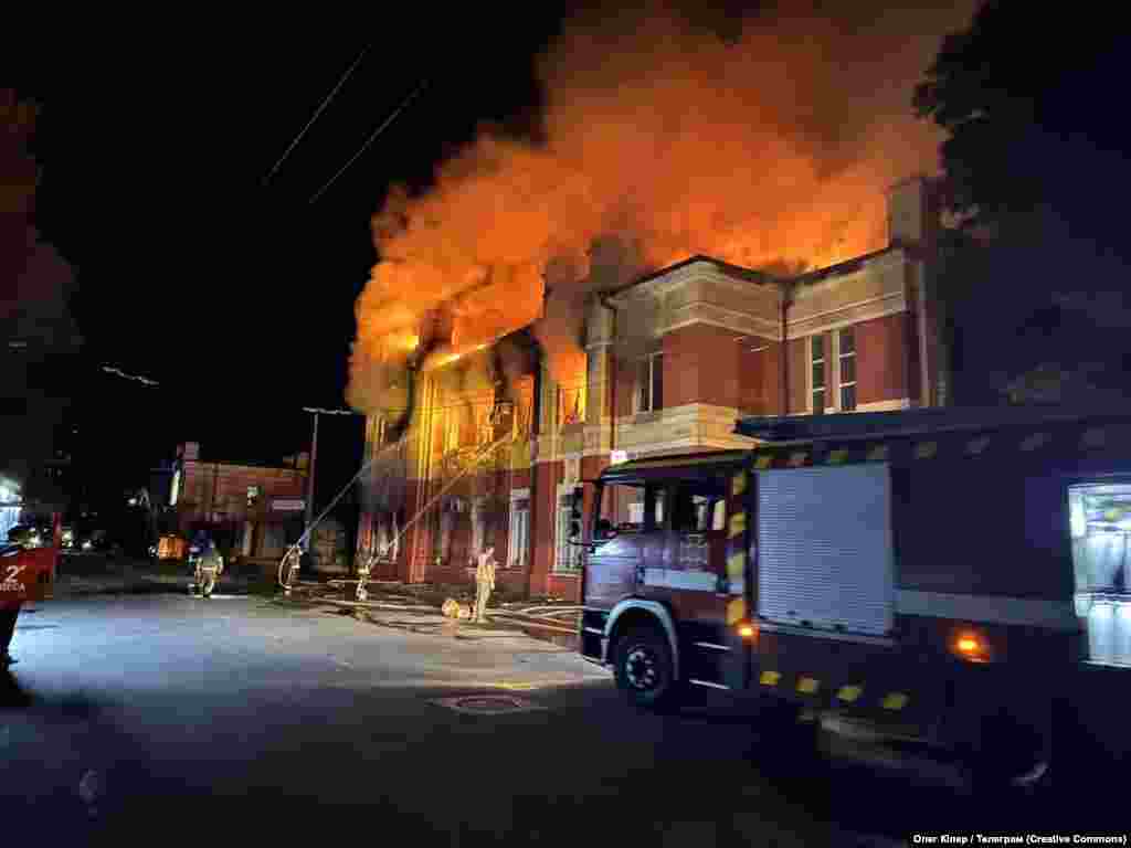 Au fost lovite două pavilioane comerciale, potrivit șefului Administrației Regionale Odesa, Oleh Kiper.