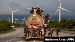 Dio velike grupe migranata, uglavnom iz Hondurasa, koja se kreće prema Sjedinjenim Državama, na cisterni u Meksiku, 30. oktobar 2018.