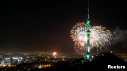 Салют на горе Коктобе у центральной телевышки. Алматы, 18 сентября 2016 года. 