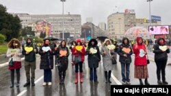 Građani tokom blokade Brankovog mosta 26. marta nose cveće za žrtve masovnih ubistava u Beogradu, Malom Orašju i Duboni koja su se dogodila u maju 2023. godine.