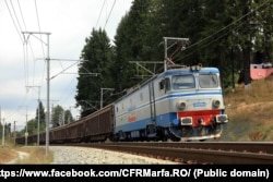 Trenurile de marfă au un gabarit mai mare decât trenurile de călători și funcționează mai eficient cu locomotive electrice.