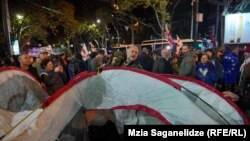 კარვის გაშლა ჭავჭავაძის გამზირზე, თბილისის სახელმწიფო უნივერსიტეტის პირველი კორპუსის წინ, სადაც ორი ოპოზიციური პარტიის, "კოალიცია ცვლილებებისთვის“ და „ნაციონალური მოძრაობის“ ლიდერებმა დაუმორჩილებლობის 24-საათი აქცია გამოაცხადეს.