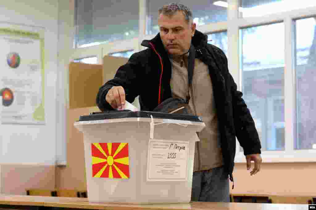 На гласачките ливчиња се наоѓаат двајцата најдобропласирани од првиот круг