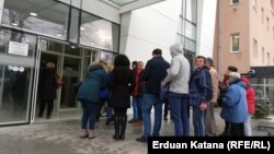 Članovi i podržavaoci grupe "Pravda za Davida" ispred Osnovnog suda u Banjaluci