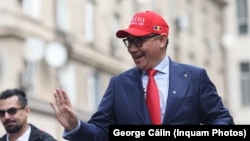 Fostul președinte, premier și candidat al PSD la Președinție, Victor Ponta, s-a înscris ieri la Biroul Electoral Central pentru cursa din 4 și 18 mai. Tot ieri, Ponta a fost dat afară din PSD. Social-democrații nu au candidat propriu. Oficial, votează cu Crin Antonescu de la PNL.