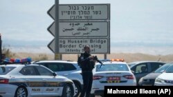 Израелската полиција чува стража во близина на местото на смртоносниот напад, каде што израелските власти соопштија дека три лица биле застрелани и убиени на преминот Аленби мост меѓу Западниот Брег и Јордан, во недела, септември. 8, 2024 година.