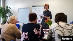 La o lecție de letonă pentru cetățenii ruși, Riga, Letonia, 2 mai 2023. 