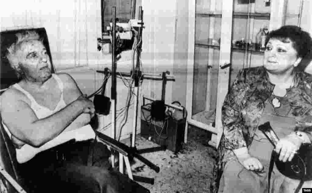 Gruzijski predsjednik Eduard Ševernadze u bolnici gdje je hospitalizovan zbog povreda koje je zadobio tokom bomabaškog napada na njegovu povorku u Tblisiju 1995.