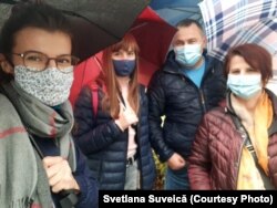Svetlana Suveică, împreună cu familia la secția de votare din München