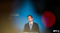 „A hétfőn hatályba lépett kőolajszankciók után két nappal a kormány, a Mol javaslatára, a benzinárstopot megszünteti” – jelentette be kedden este Gulyás Gergely Miniszterelnökséget vezető miniszter.