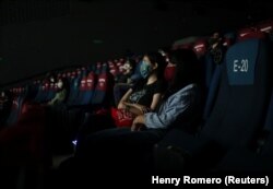 Në Meksikë, rihapja e kinemave është bërë nën protokolle të ashpra kundër koronavirusit, ku dashamirët e filmit obligohen të bartin maska.